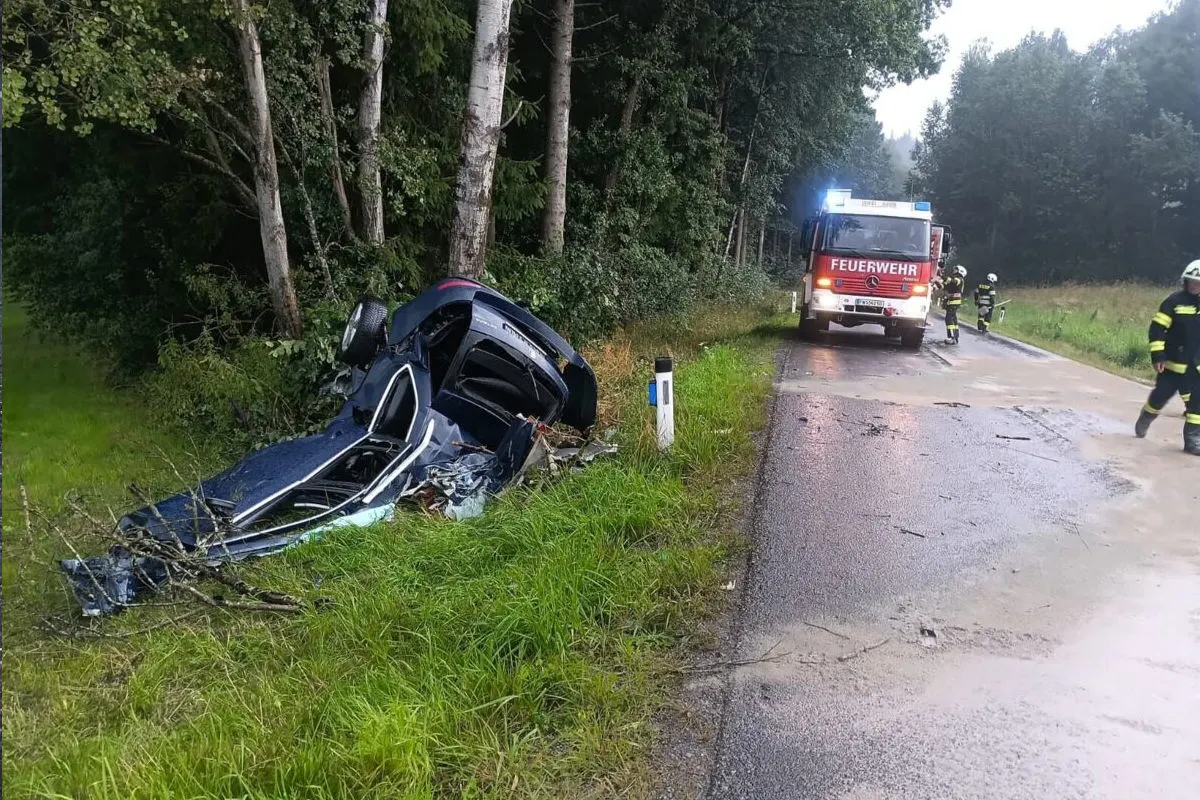 Unfall in Esternberg OÖ –  Auto zerteilt bei Aufprall