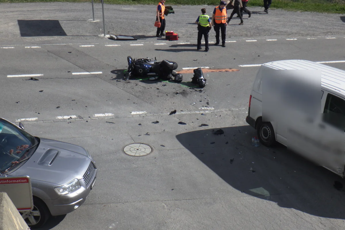 Andermatt UR - Lieferwagen mit Motorradfahrer kollidiert