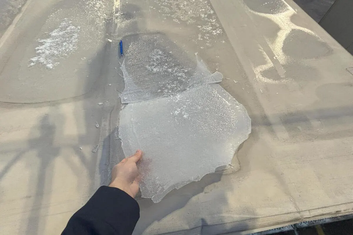 Lenzburg AG – Eisschollen auf Fahrzeugdächern