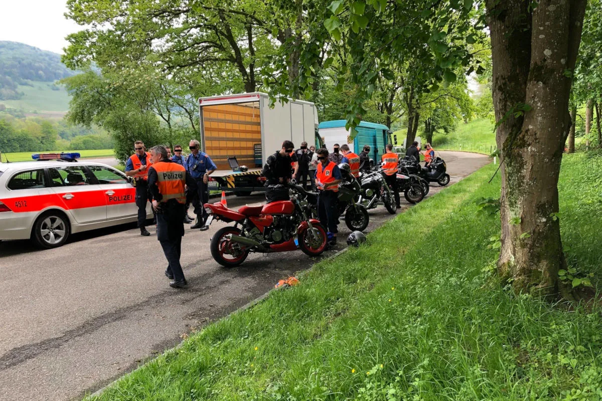 Rorbas/Weiach ZH - Bei Motorradkontrolle diverse Mängel festgestellt