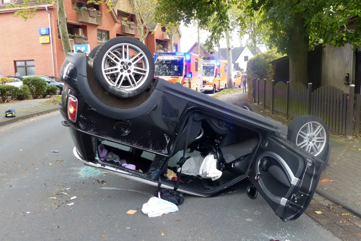 Unfall Bad Oeynhausen - 73-Jährige bleibt mit dem Mini nach Unfall auf Dach liegen.