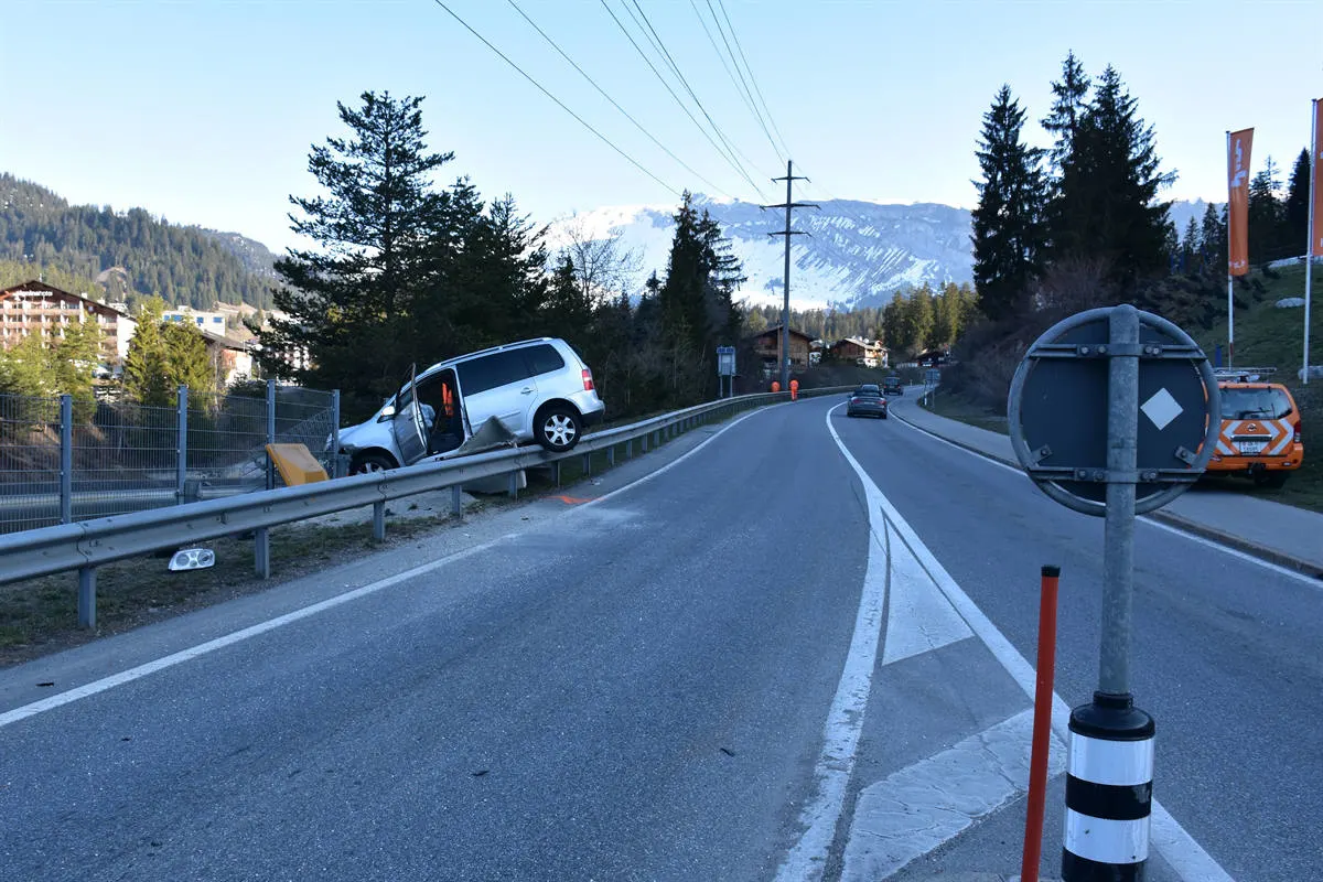 Laax GR - Auto gerät auf Leitplanke