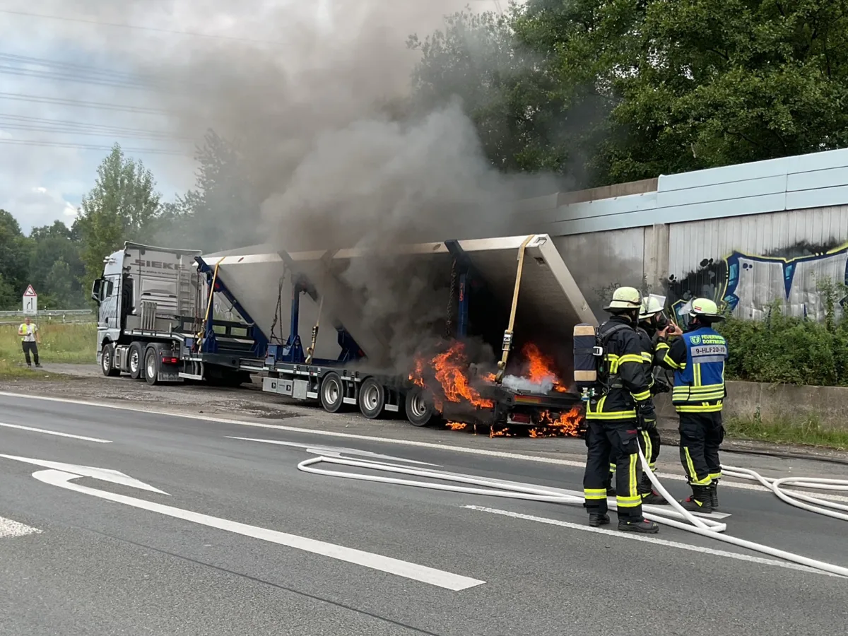 A2 Dortmund NW – Lkw-Auflieger brennt auf Autobahn