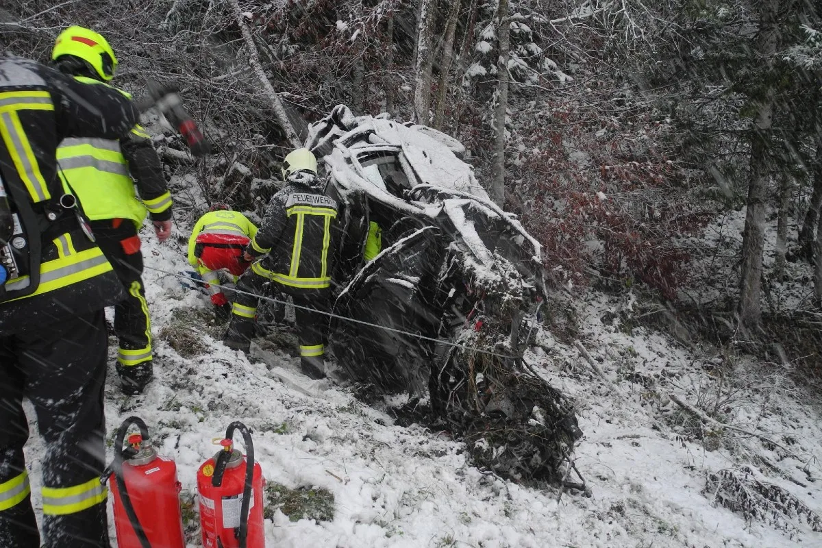 Drama in Muotathal SZ  - Ein Toter und zwei erheblich Verletzte nach Selbstunfall