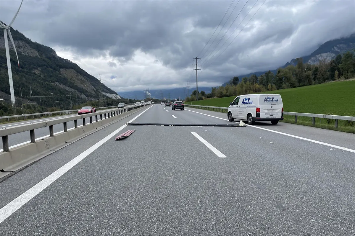 A13 Trimmis GR – Auf Autobahn Ladung  verloren