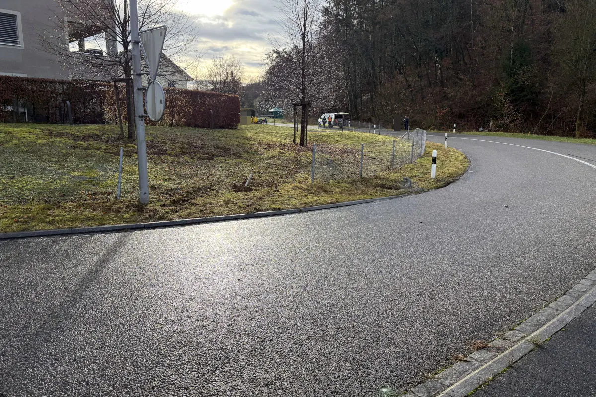 Hornussen AG – Lenker landet nach Unfall im Bach
