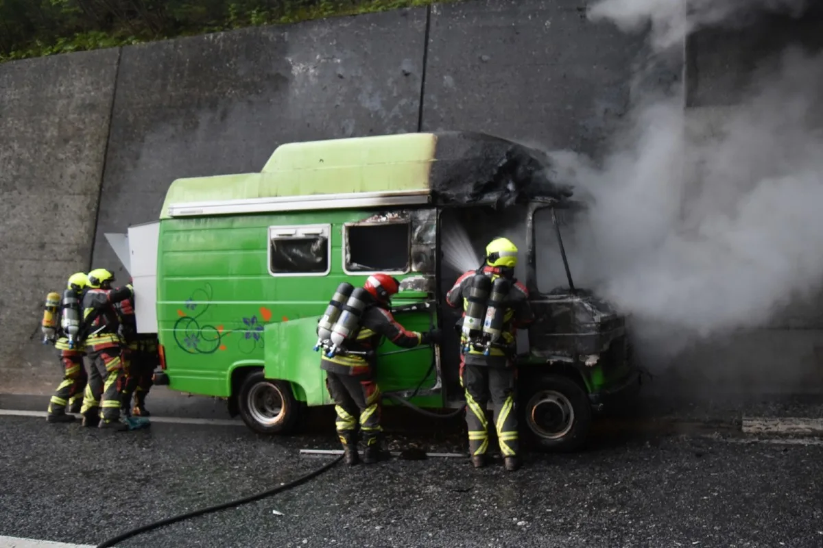 Andeer GR - Wohnmobil kurz vor der Galerie auf der A13 ausgebrannt