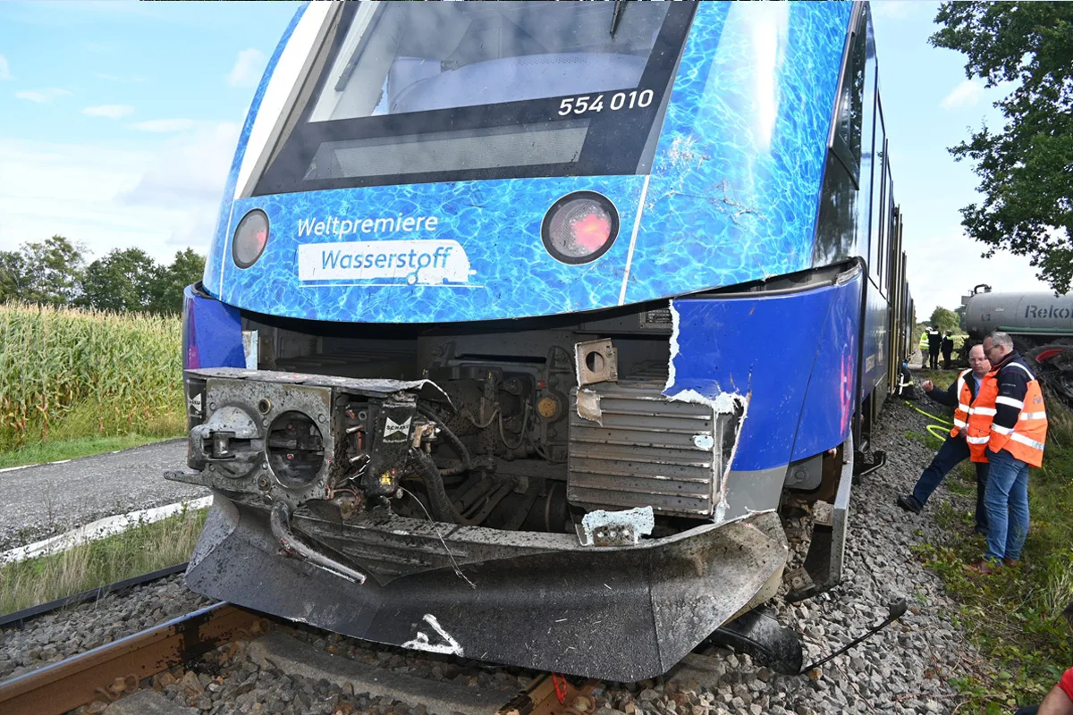 Kutenholz NI – Traktorfahrer nach Unfall mit Zug schwer verletzt – Zug entgleist