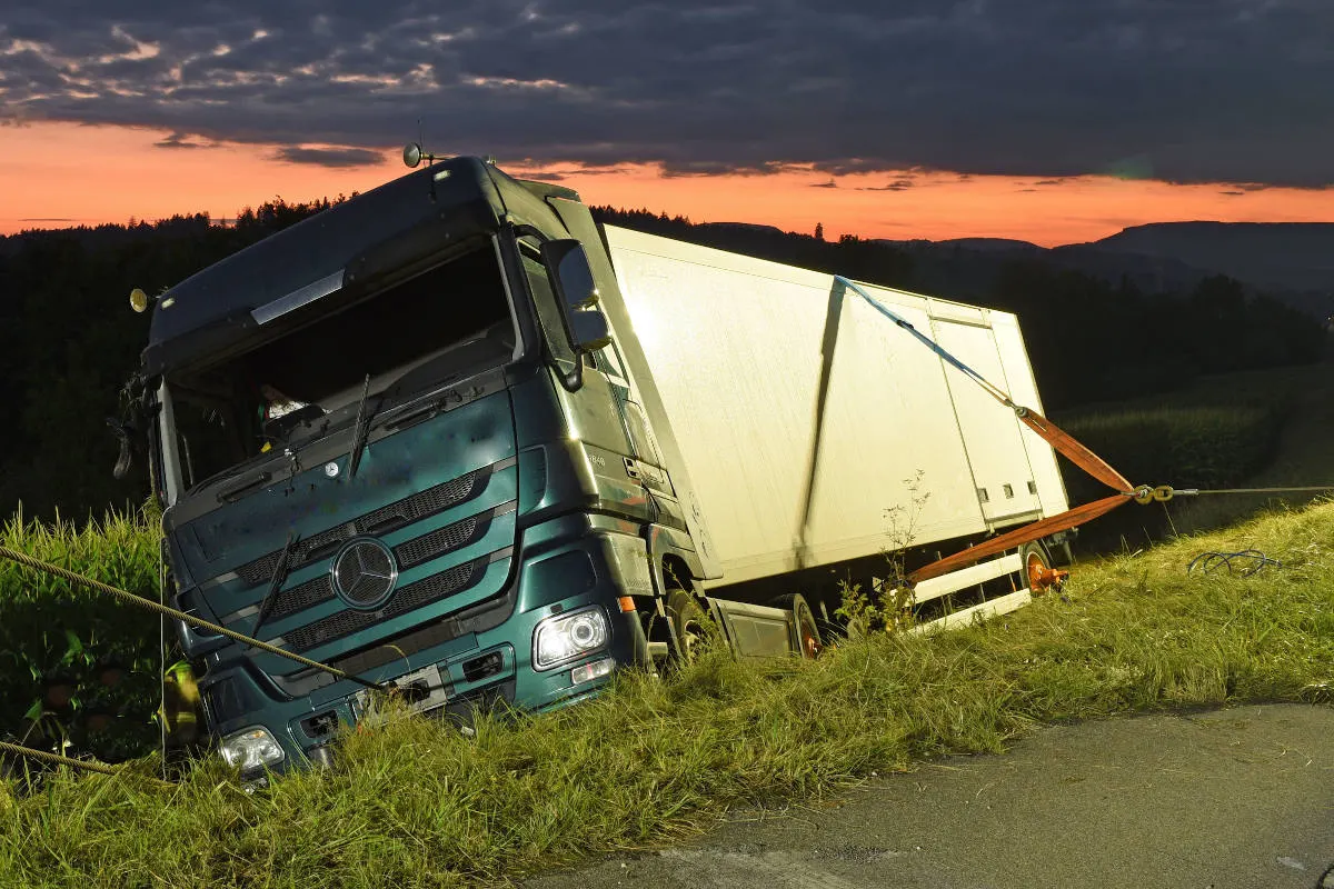 Pfaffnau LU – Sattelmotorfahrzeug gekippt – Chauffeur verletzt