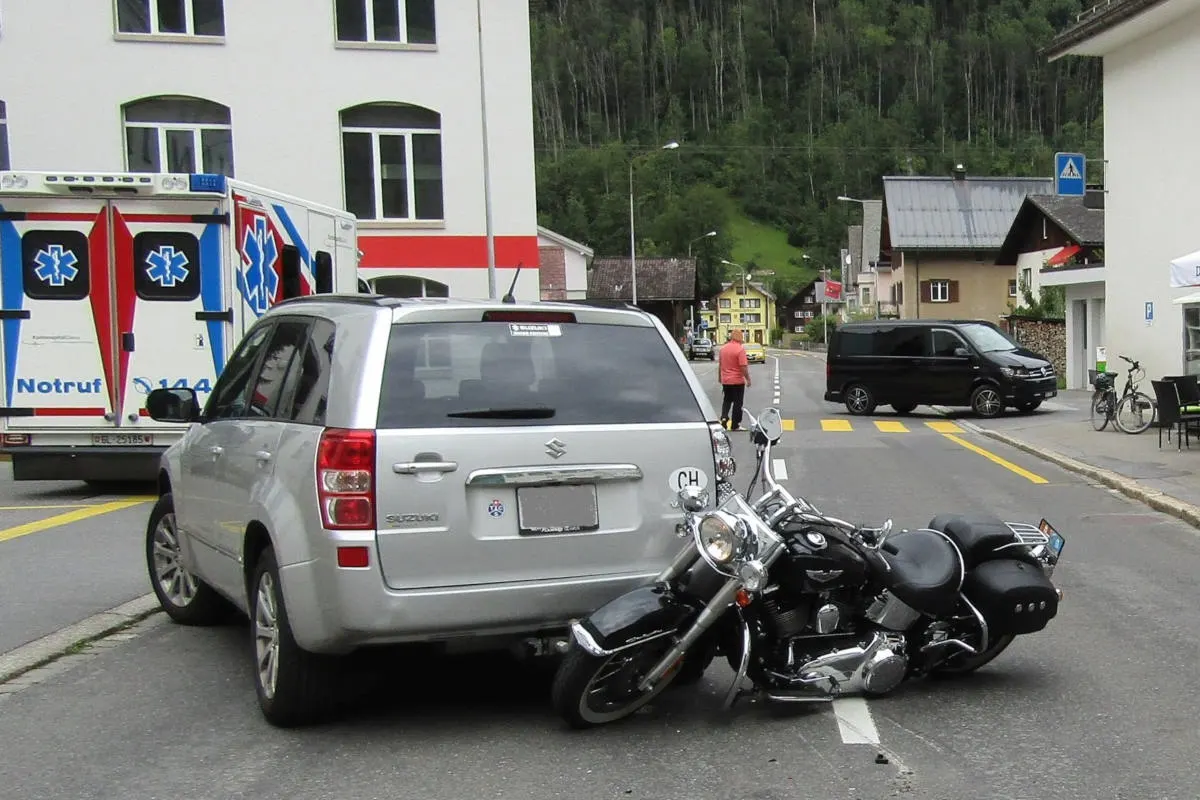 Linthal GL - Beim Ausparken Motorrad erfasst