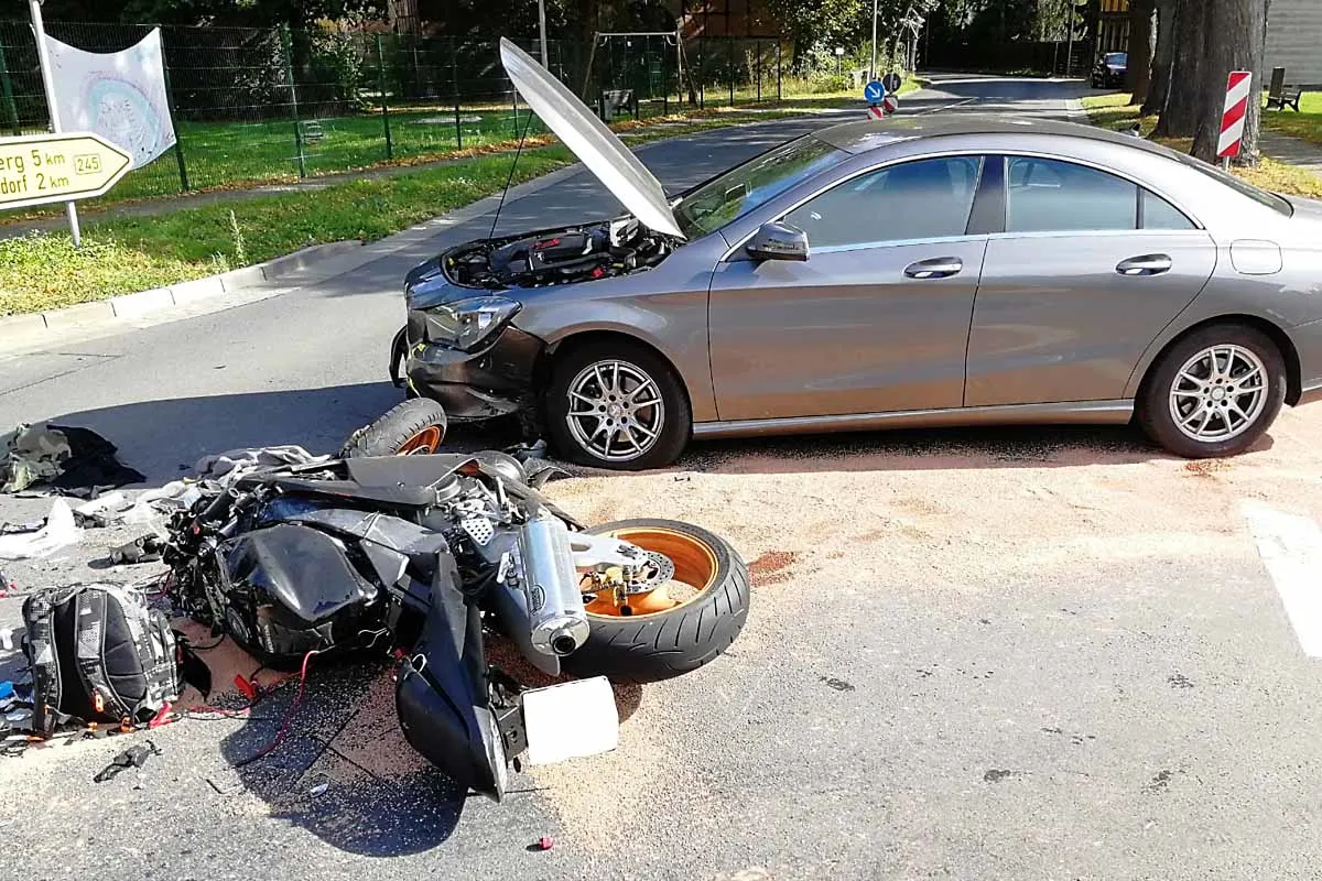 Hohnsleben - Motorradfahrer bei Verkehrsunfall lebensgefährlich verletzt
