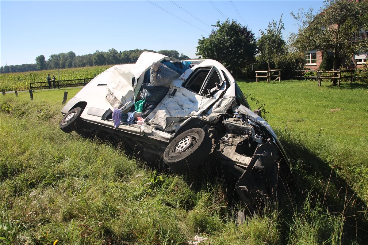Ottmarsbocholt NW - Kollision zwischen einem Traktor und einem Transporter
