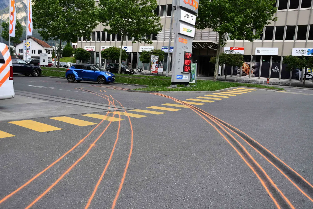 Unfall in Chur GR –  Autofahrer prallt in parkierten PW bei Tankstellenshop