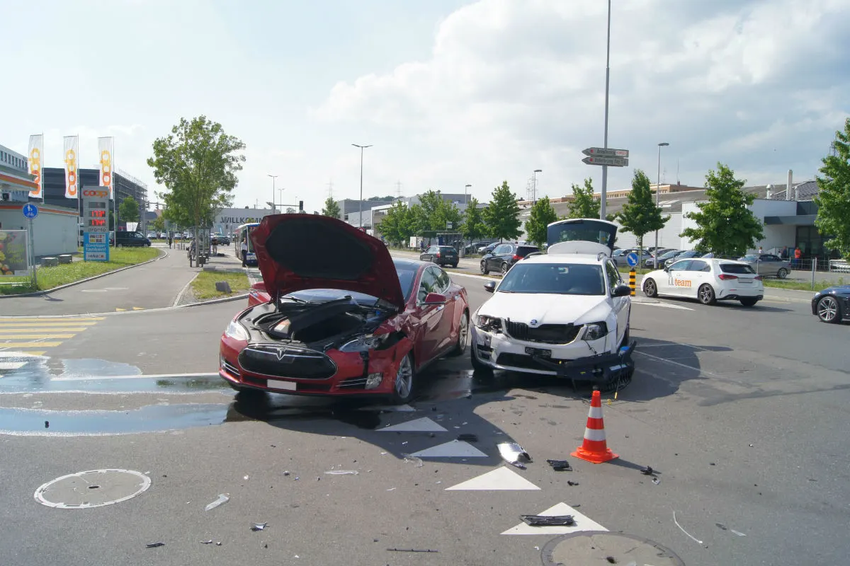 Cham ZG - Vortritt missachtet und mit Auto kollidiert