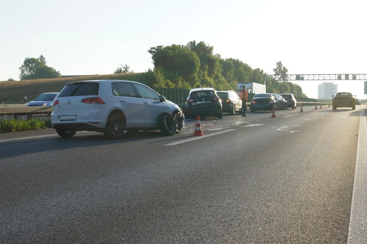 Risch Rotkreuz ZG - Auffahrunfall mit sechs beteiligten Fahrzeugen - hoher Sachschaden