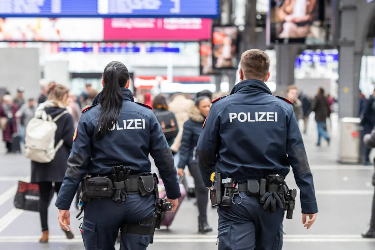 Zürich ZH – Kantonspolizei stellt bei Fussballfans diverse Waffen sicher