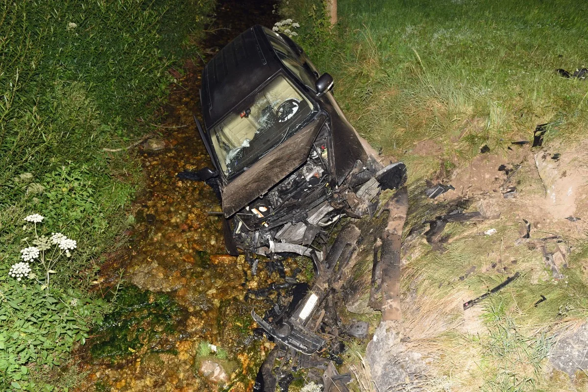Heftiger Crash in Escholzmatt-Marbach LU - Auto gerät in Bachböschung 