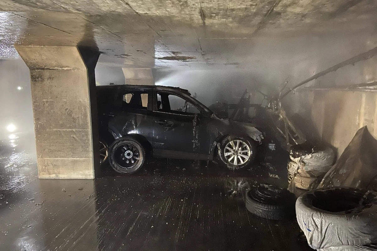 Eiken AG - Durch Autobrand breitet sich Feuer in Tiefgarage aus! Über 20 Fahrzeuge wurden beschädigt