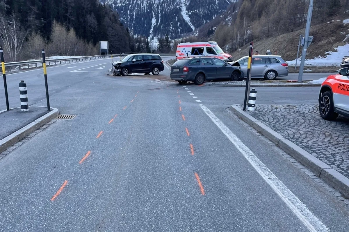 Drei Verletzte bei Verkehrsunfall in Susch GR 
