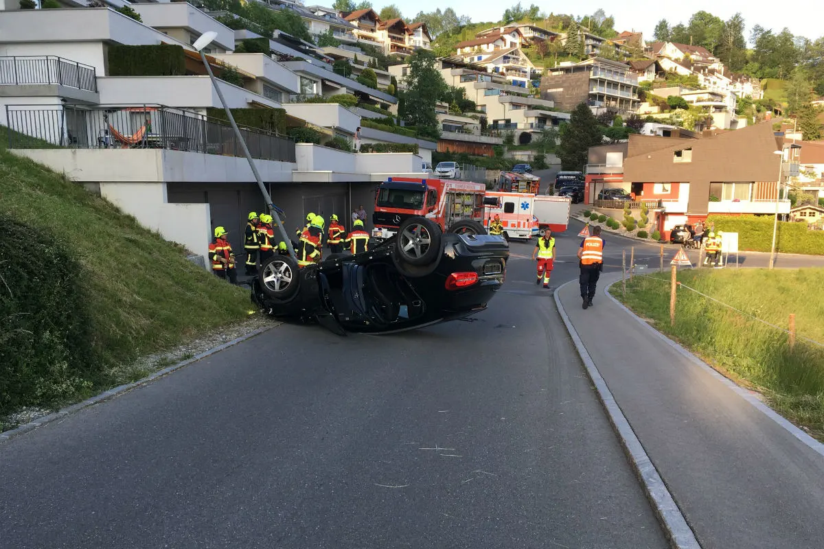 Oberägeri ZG - Alkoholisierte Autofahrerin landet auf dem Dach
