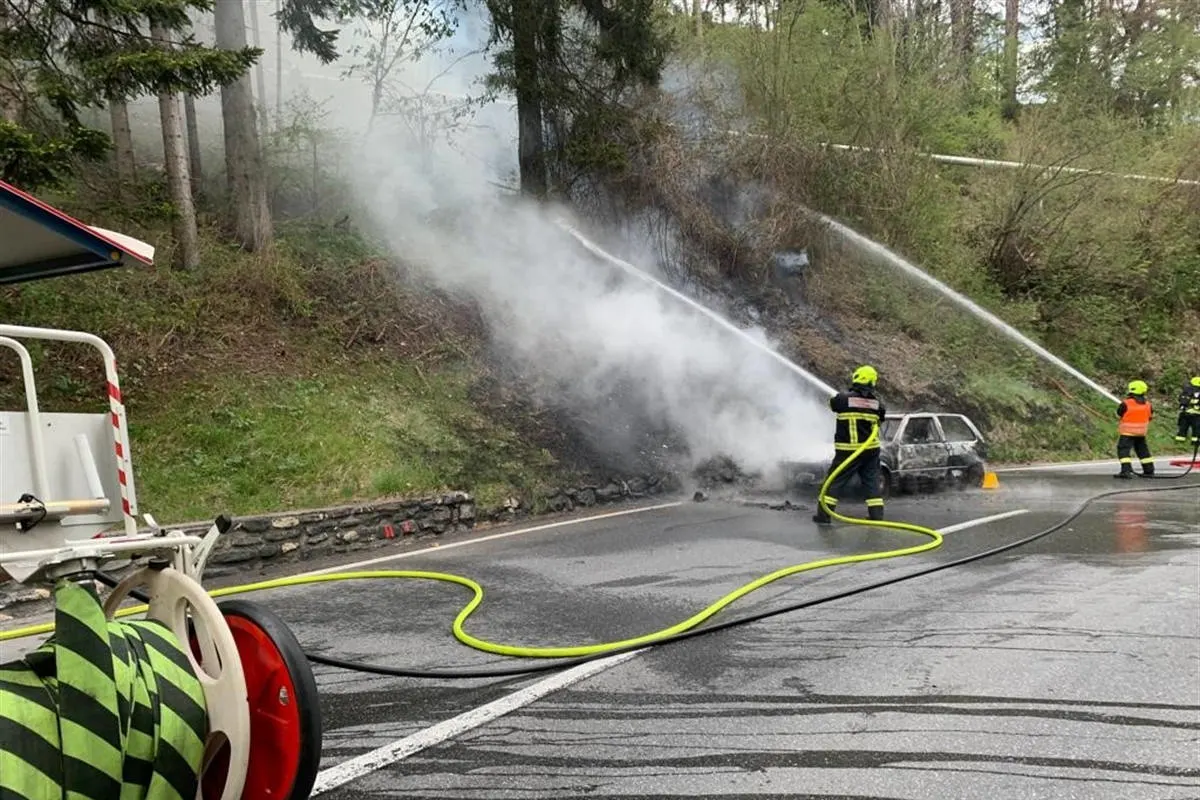 Fahrzeugbrand  in Chur – Feuerwehr verhindert Brandausweitung auf Wald