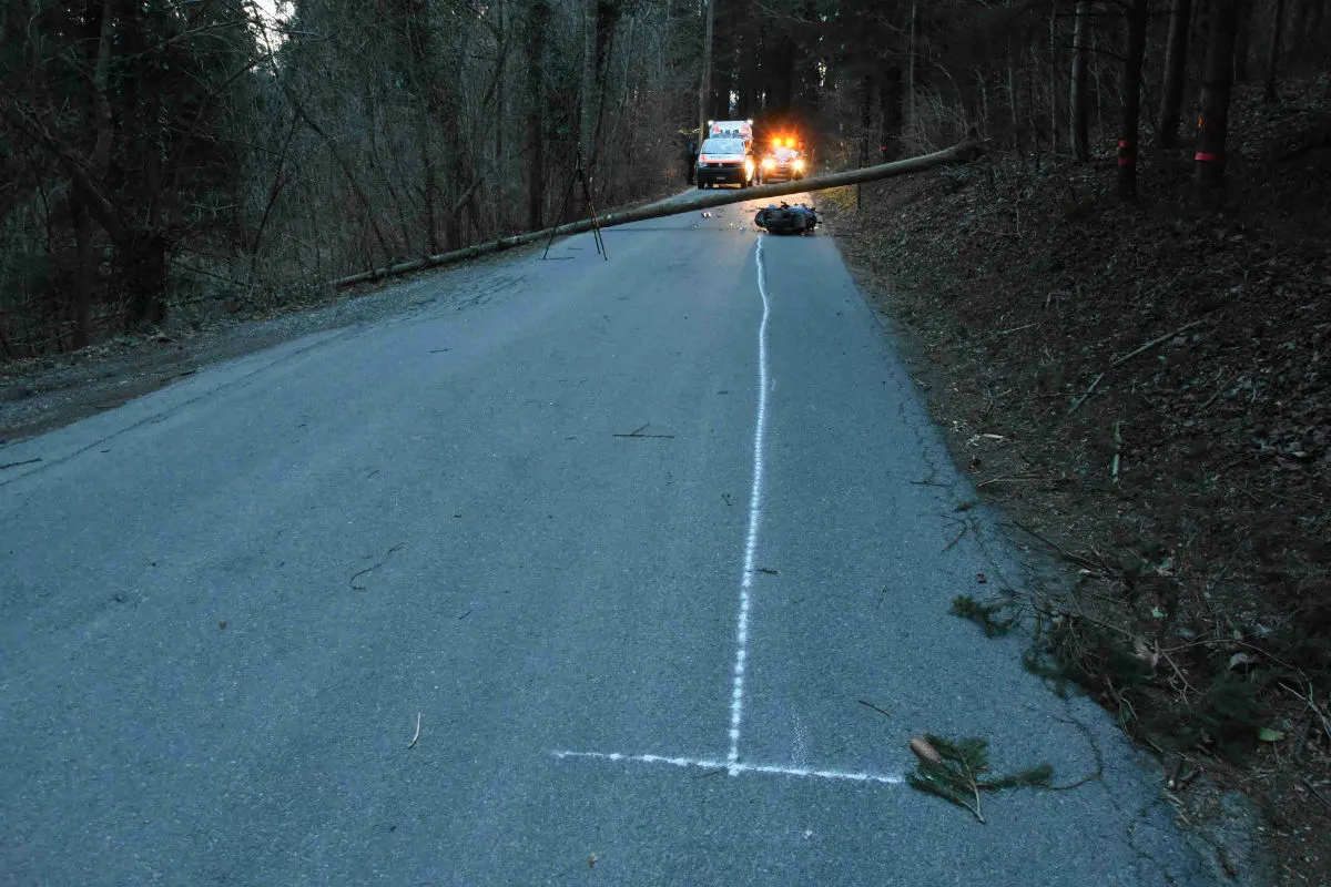 Staad SG - Motorradfahrerin wegen Baum gestürzt 