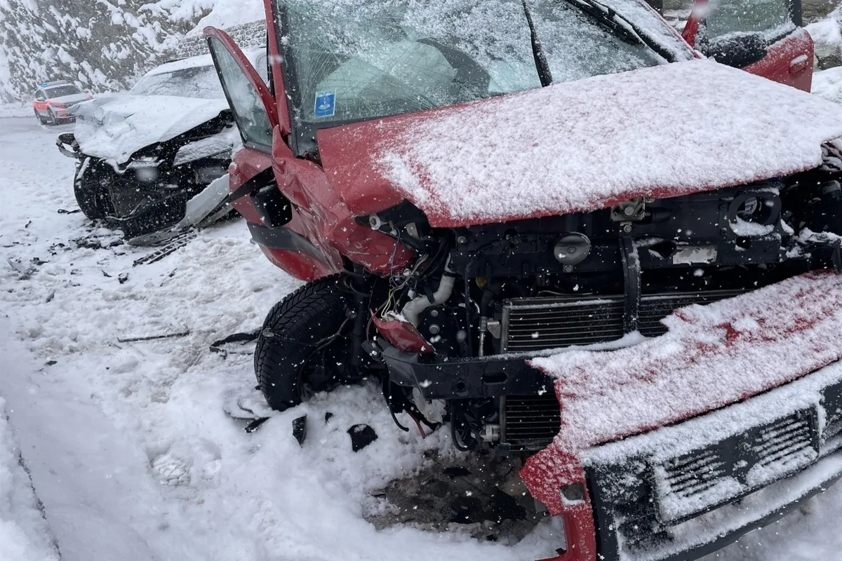Maloja GR – Auf schneebedeckter Fahrbahn verunfallt