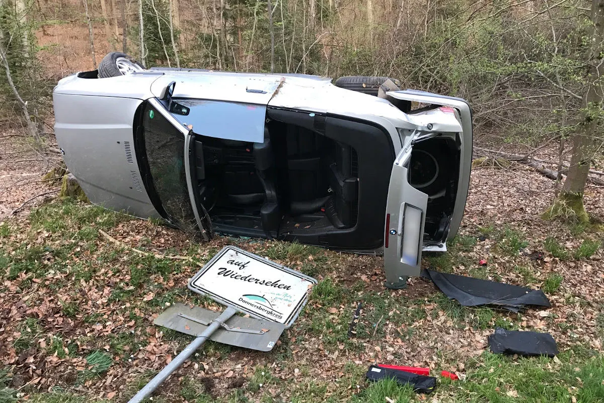 Neuhemsbach – Cabrio überschlägt sich