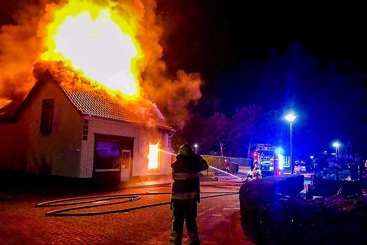 Hilfe für Nachbarn in Millingen aan de Rijn - Feuerwehr unterstützt Brandbekämpfung in den Niederlanden