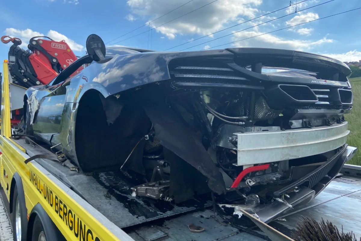 Beinwil am See AG - Ablenkung führt zu Unfall mit einem korrekt fahrenden MC Laren Supersportwagen
