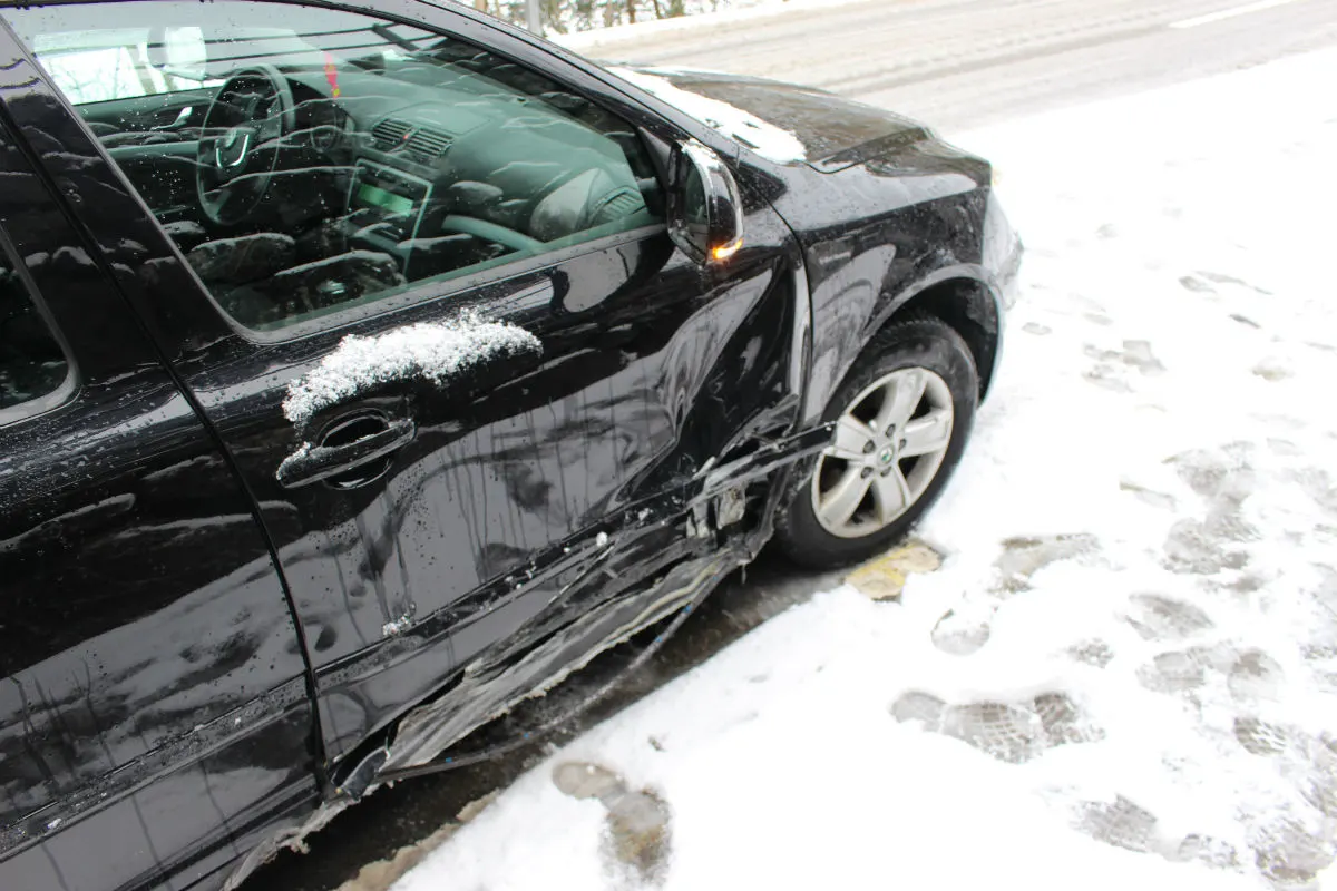 Jakobsbad AI - Autofahrerin auf schneebedeckter Fahrbahn verunfallt