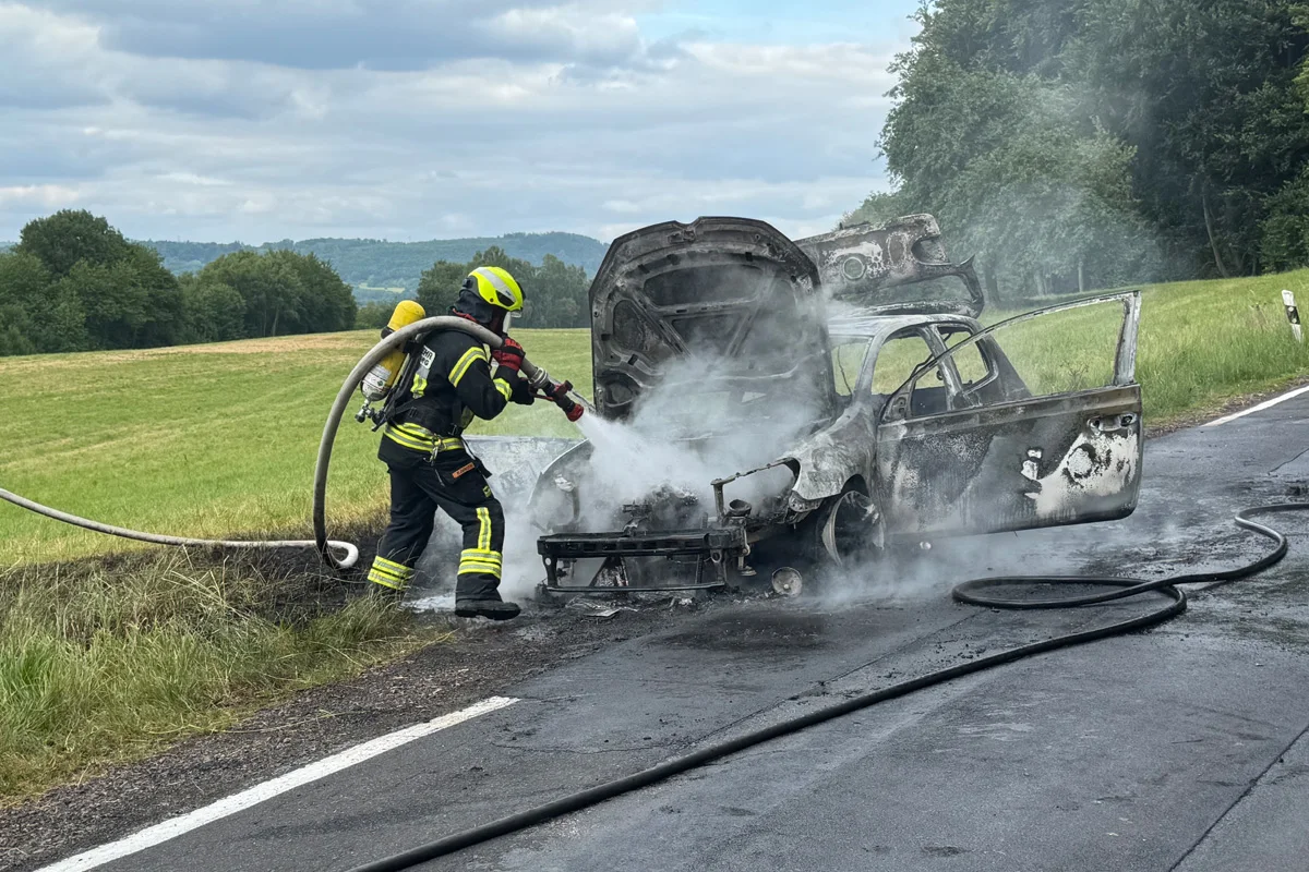 Landkreis Westerwald RP – Pkw brennt auf Landstraße vollständig aus