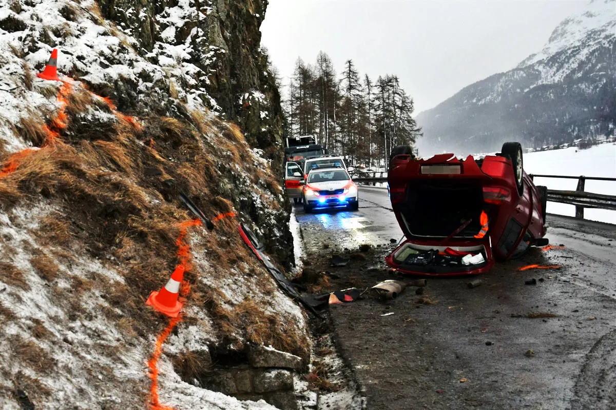 Sils im Engadin GR –  Personenwagen bei Selbstunfall überschlagen