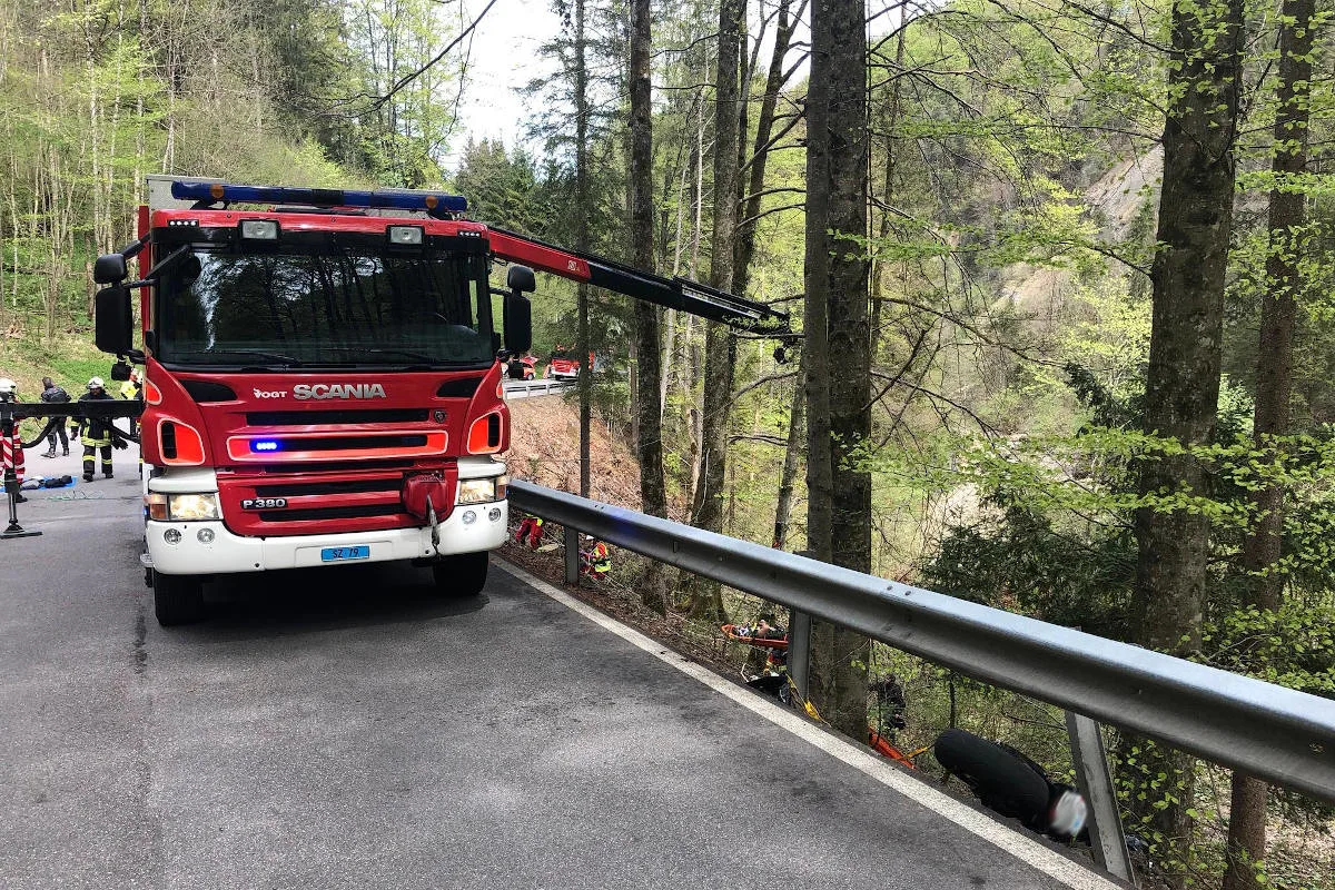 Vorderthal SZ – Streifkollision zwischen Motorrad und PW