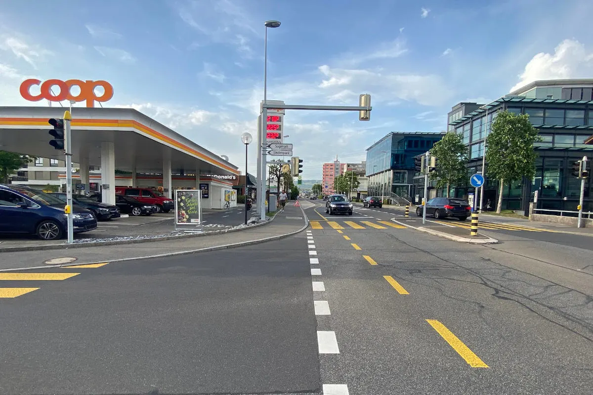 Baar ZG – Kollision zwischen Auto und Velolenkerin