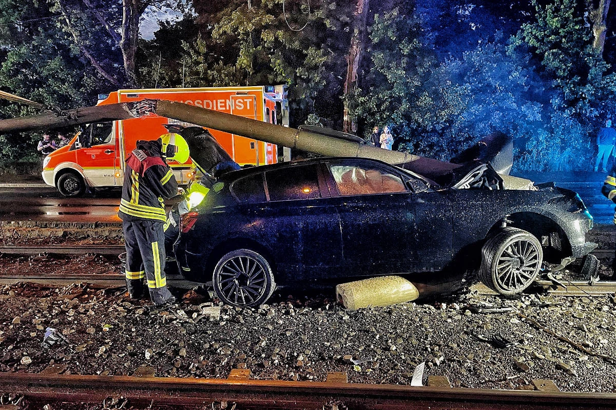Neuss – PKW gerät ins Gleisbett der Straßenbahn