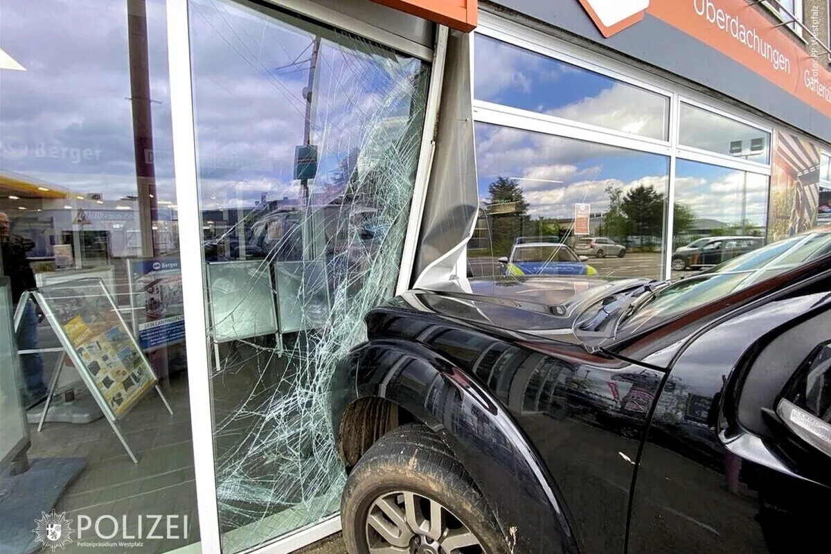 Kaiserslautern - Frontal gegen eine Schaufensterscheibe geprallt