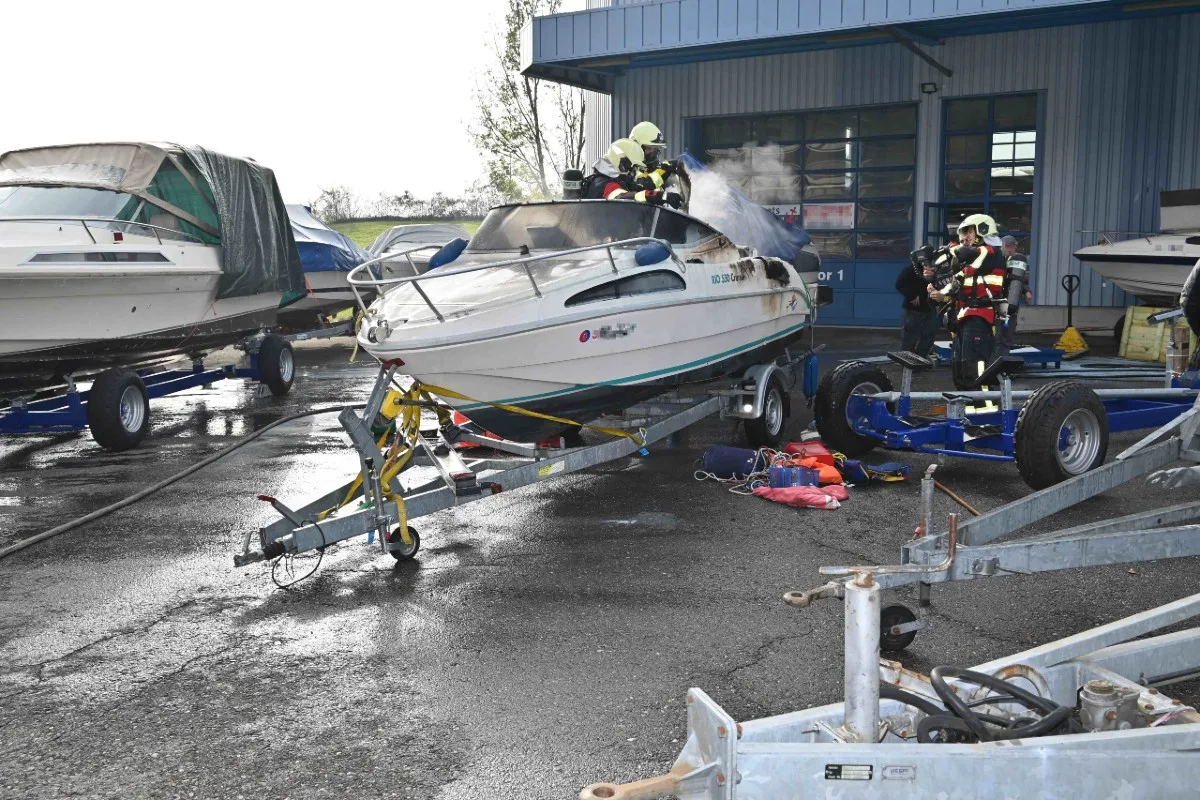 Berschis SG - Brand auf Motorboot - Totalschaden