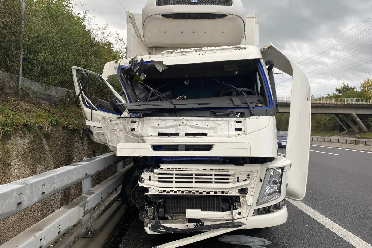 A14 Hünenberg ZG – Lastwagen kracht auf Autobahn in Lieferwagen