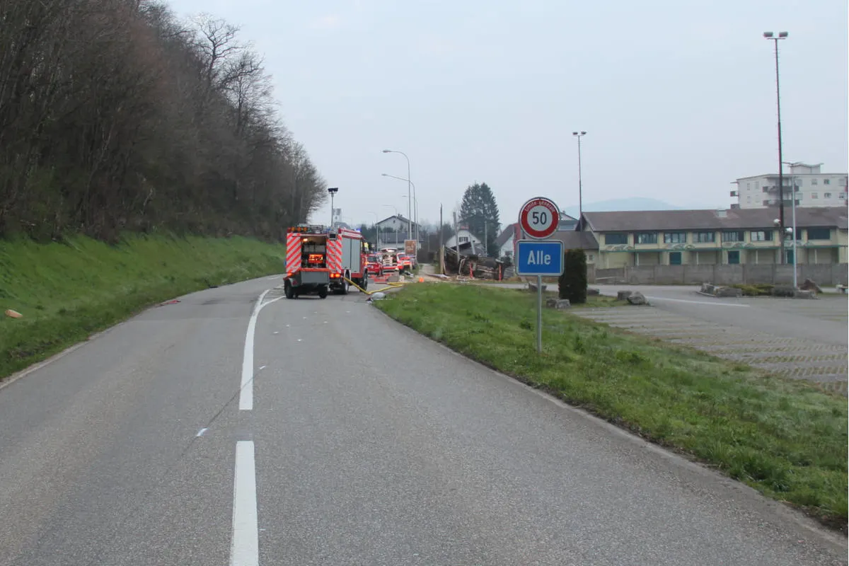 Alle JU - Auto in Betonmauer gekracht