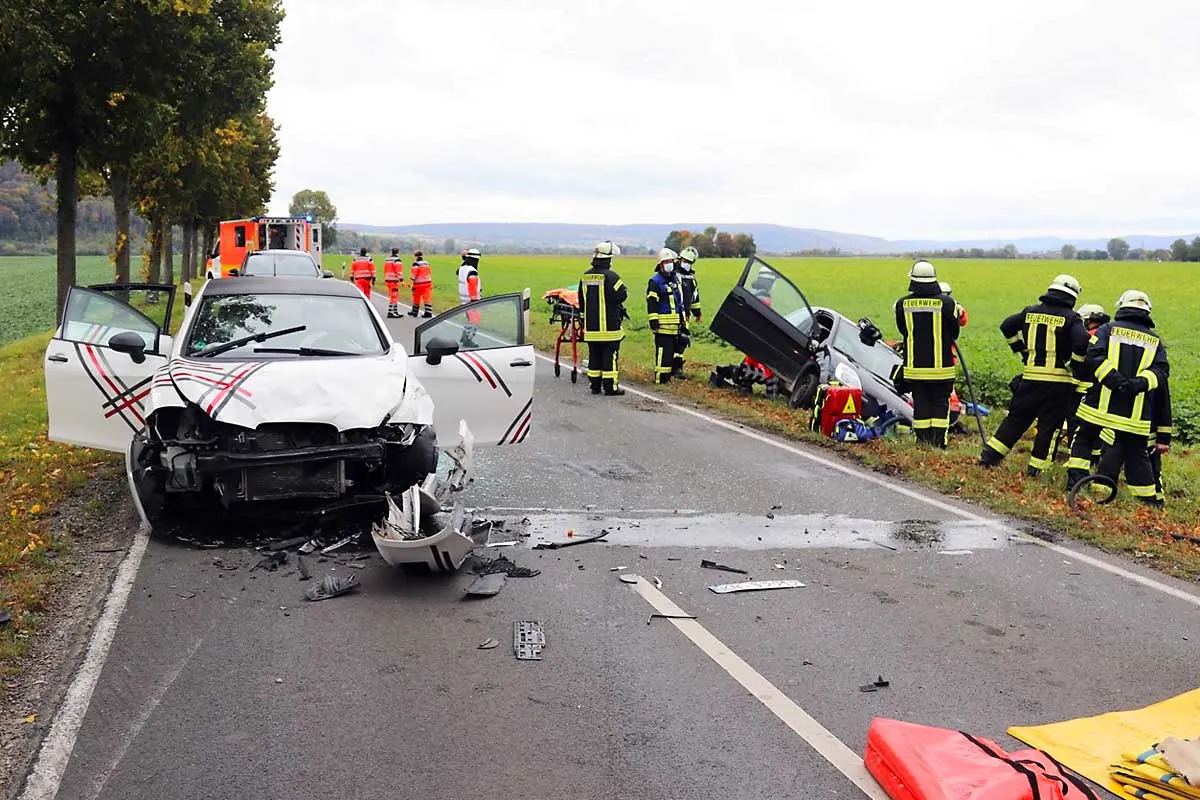 Schwerer Verkehrsunfall mit zwei Verletzten in Höxter - Rettungshubschrauber im Einsatz