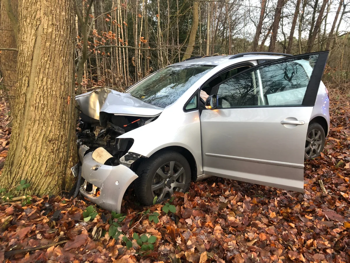 Schermbeck – PKW gegen Baum