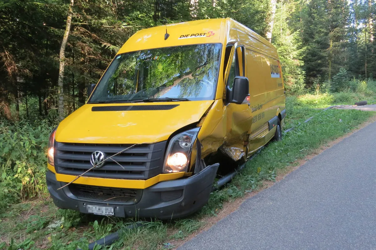 Ammerswil AG  - Heftige Kollision zwischen BMW und Post-Lieferwagen