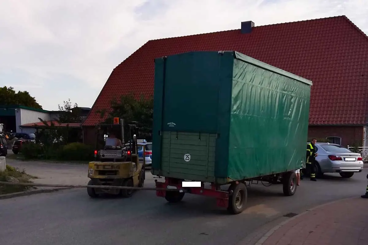 Stade - Traktoranhänger löst sich vom Zugfahrzeug und stößt gegen BMW