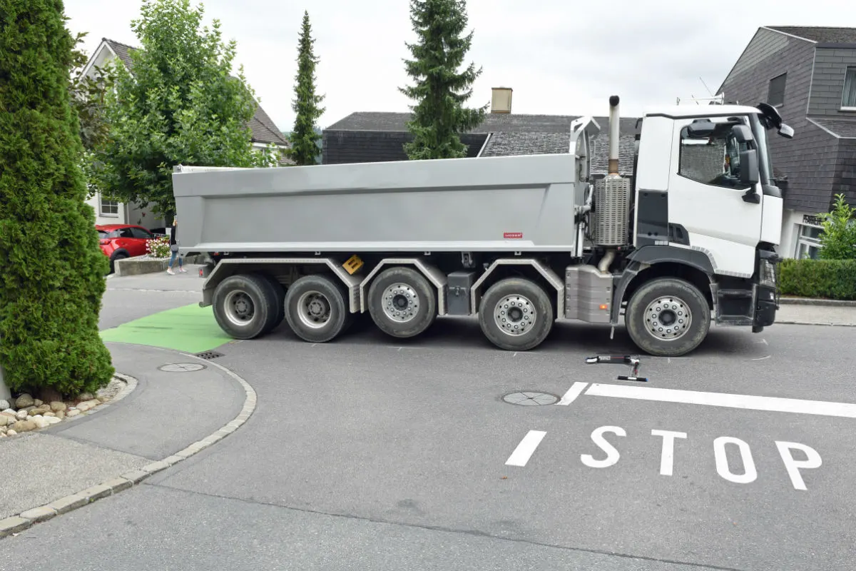 Ruswil LU - Bub auf Kickboard prallt in Lastwagen