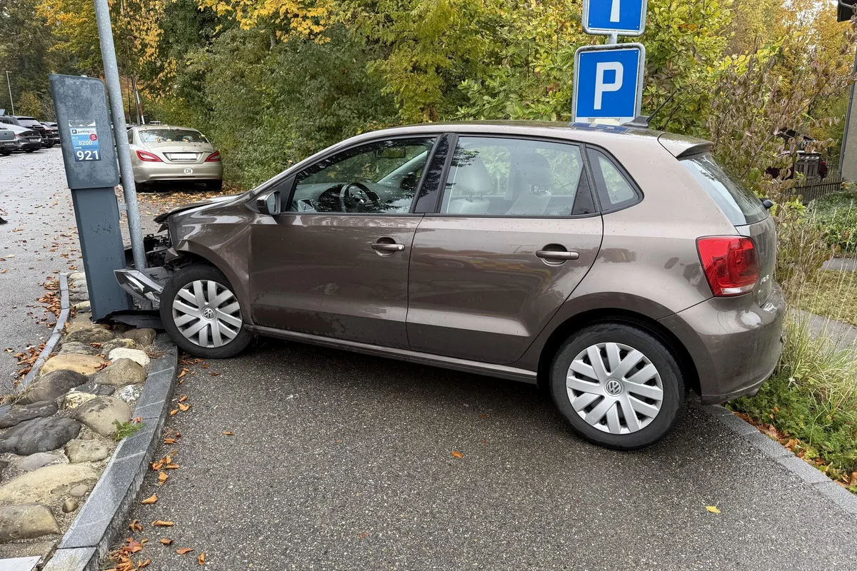 Stadt Schaffhausen – Mit Auto in Parkuhr von Spitalparkplatz gefahren