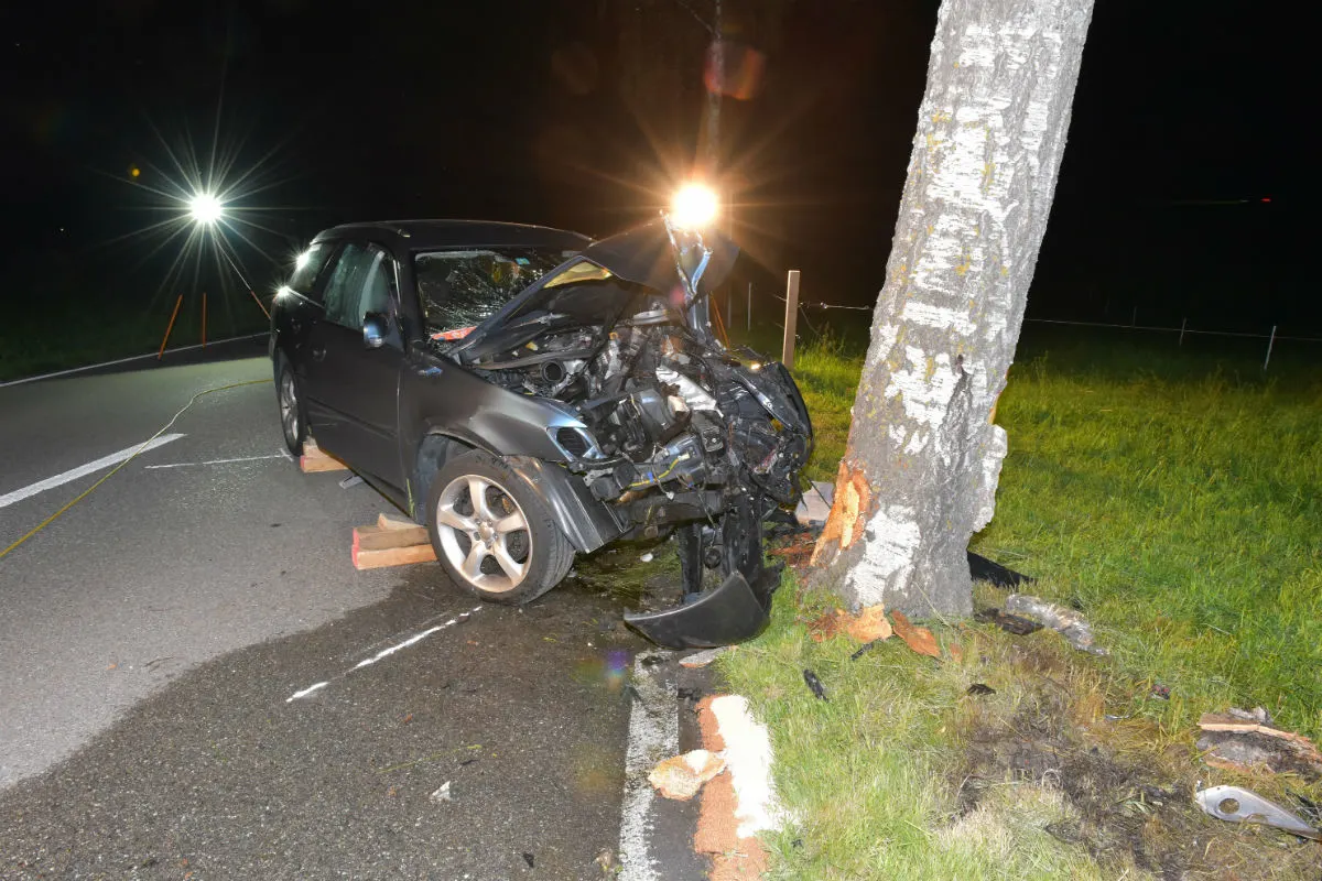 Ottikon ZH - 19-Jähriger bei Selbstunfall erheblich verletzt