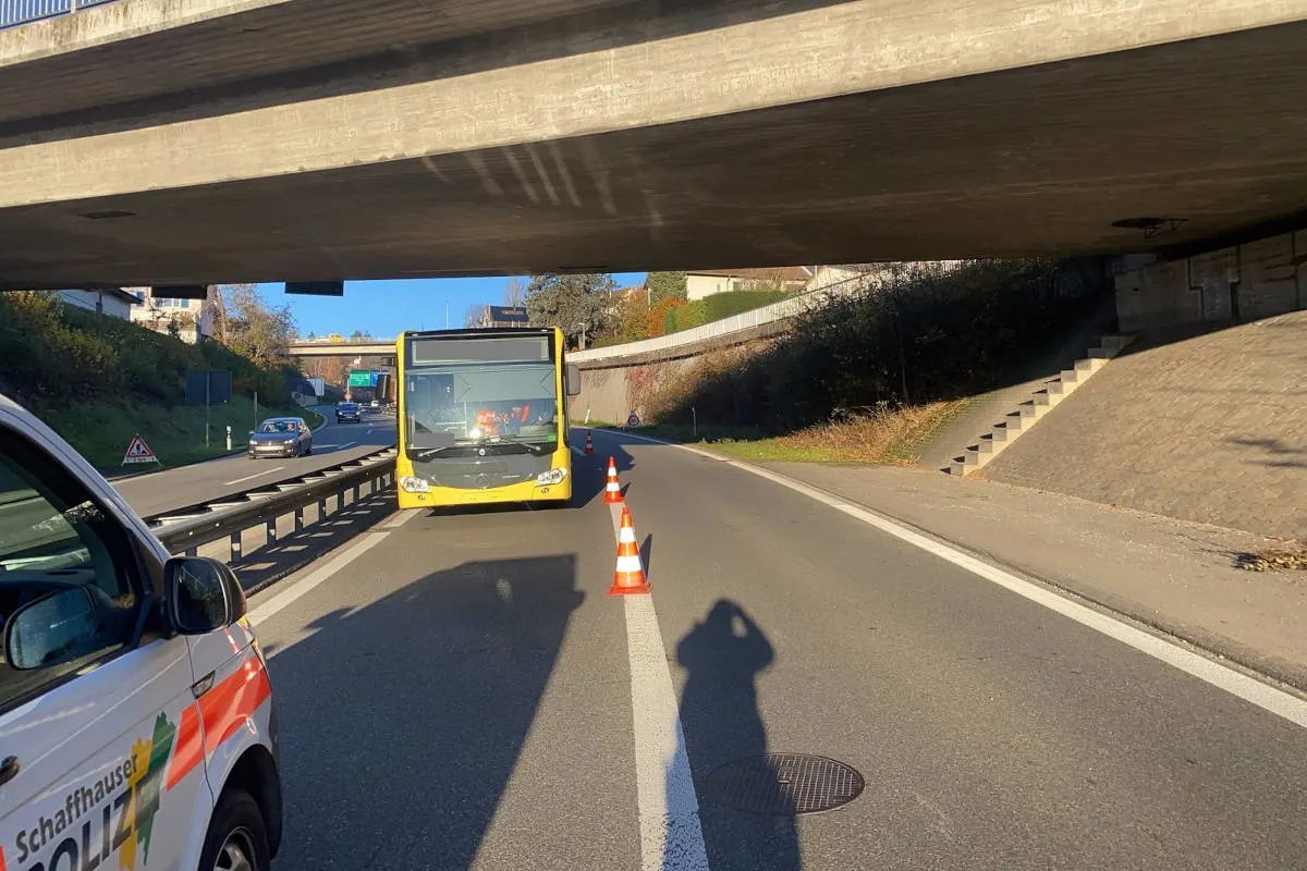Stadt Schaffhausen – Falschfahrt mit Gelenkbus auf der A4