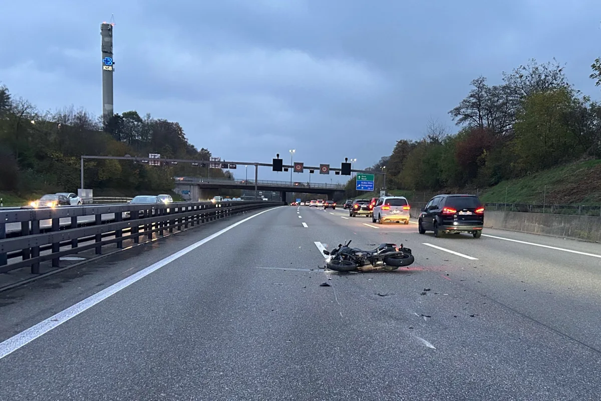 Dättwil/A1 AG – Motorradfahrer landet bei Unfall auf Autodach