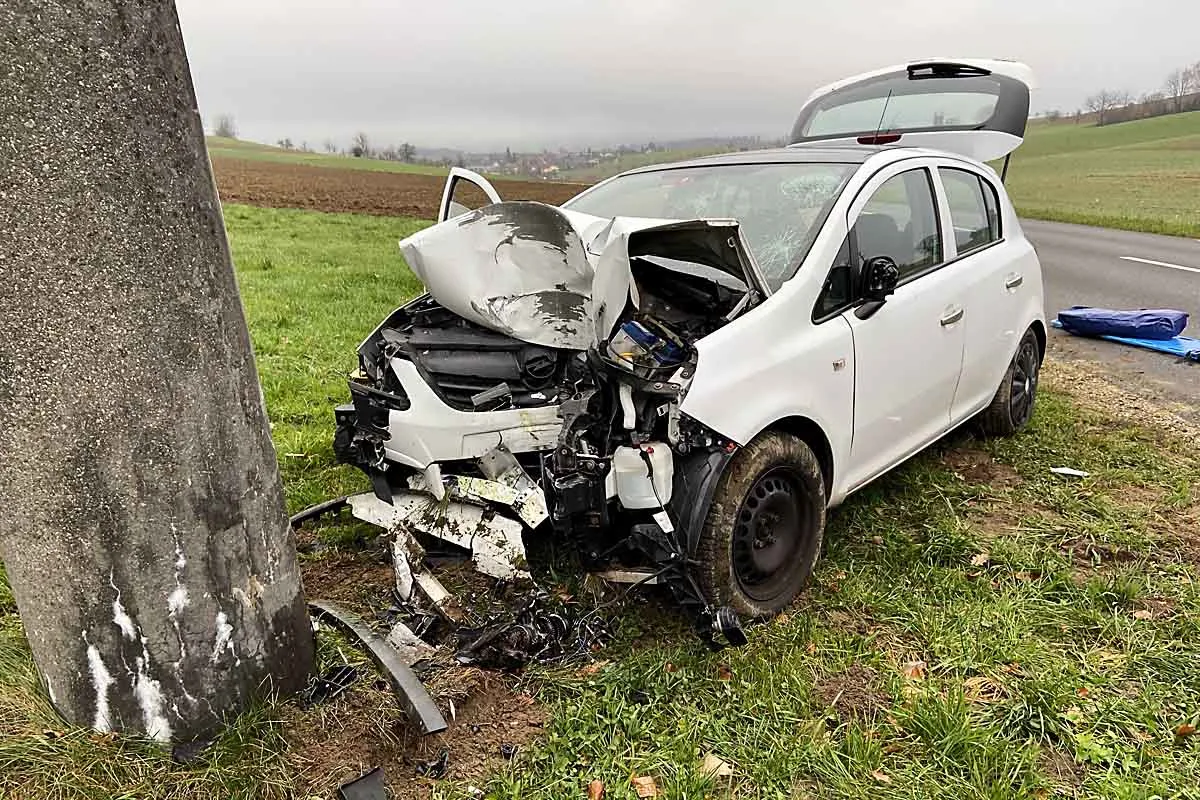 Heftiger Crash in Freienwil AG - Autofahrer prallt frontal gegen Strommast! 